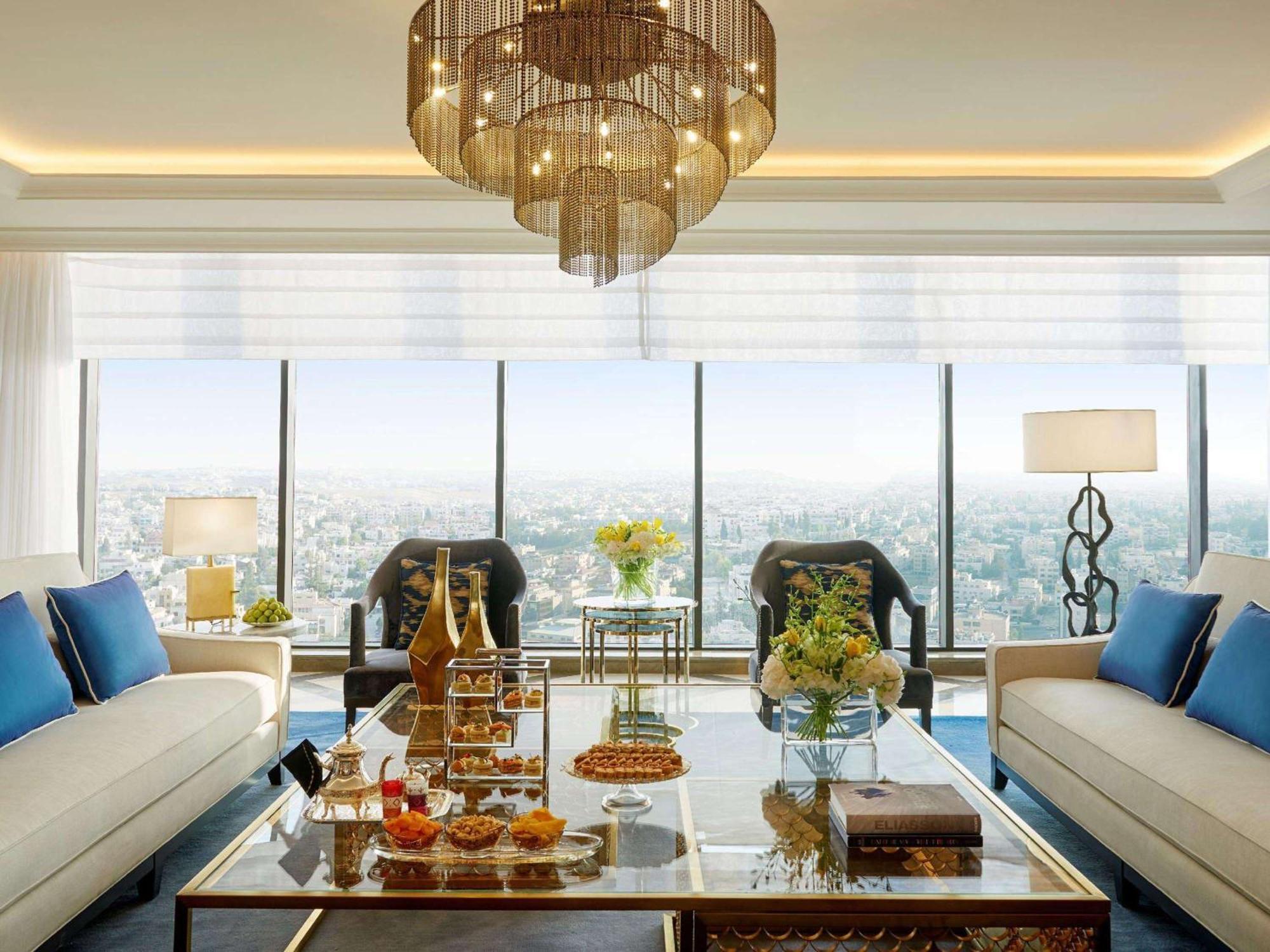 Fairmont Amman Hotel Kültér fotó The living room of a suite at the Ritz-Carlton, DIFC