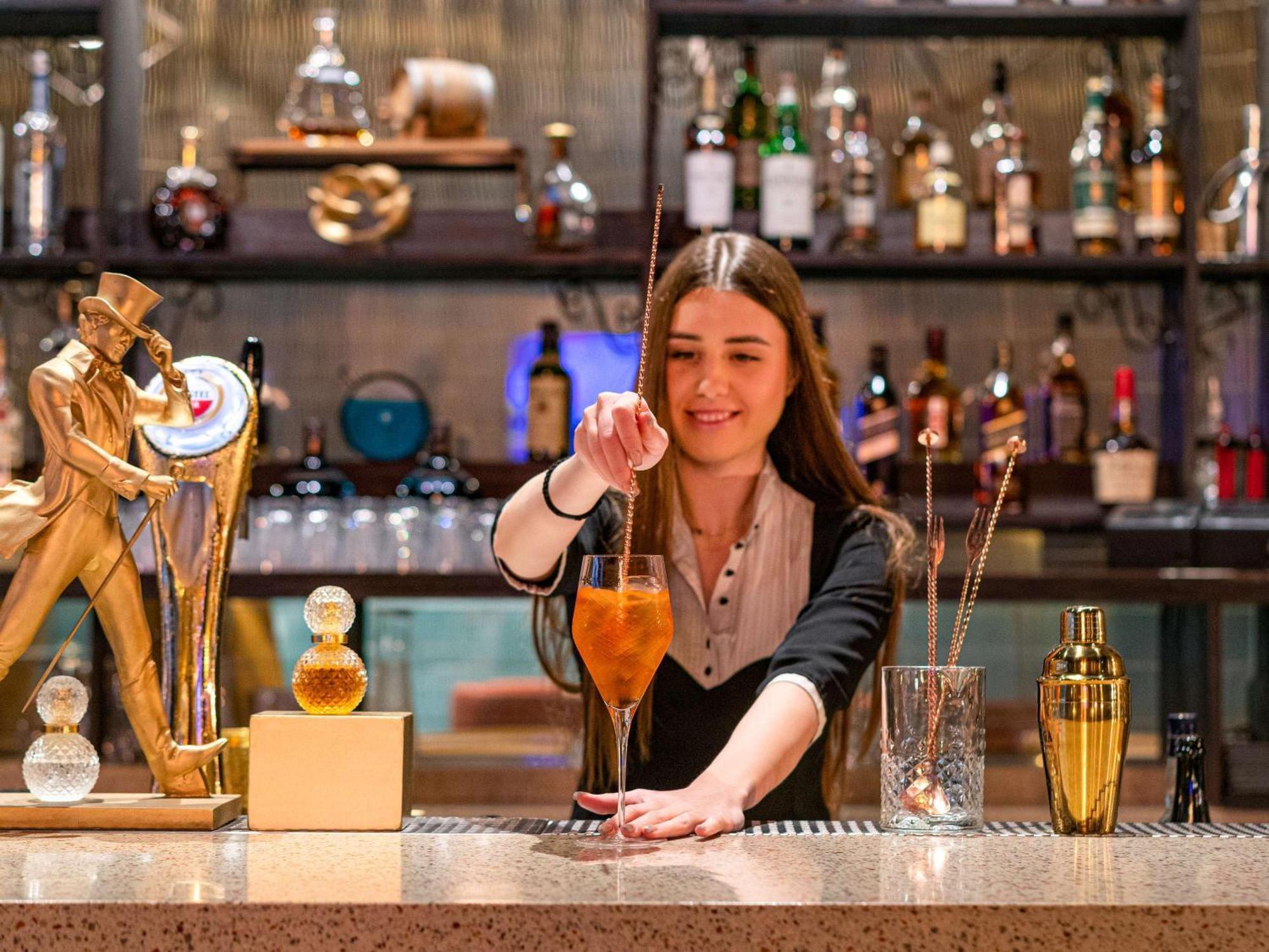 Fairmont Amman Hotel Kültér fotó A bartender at work