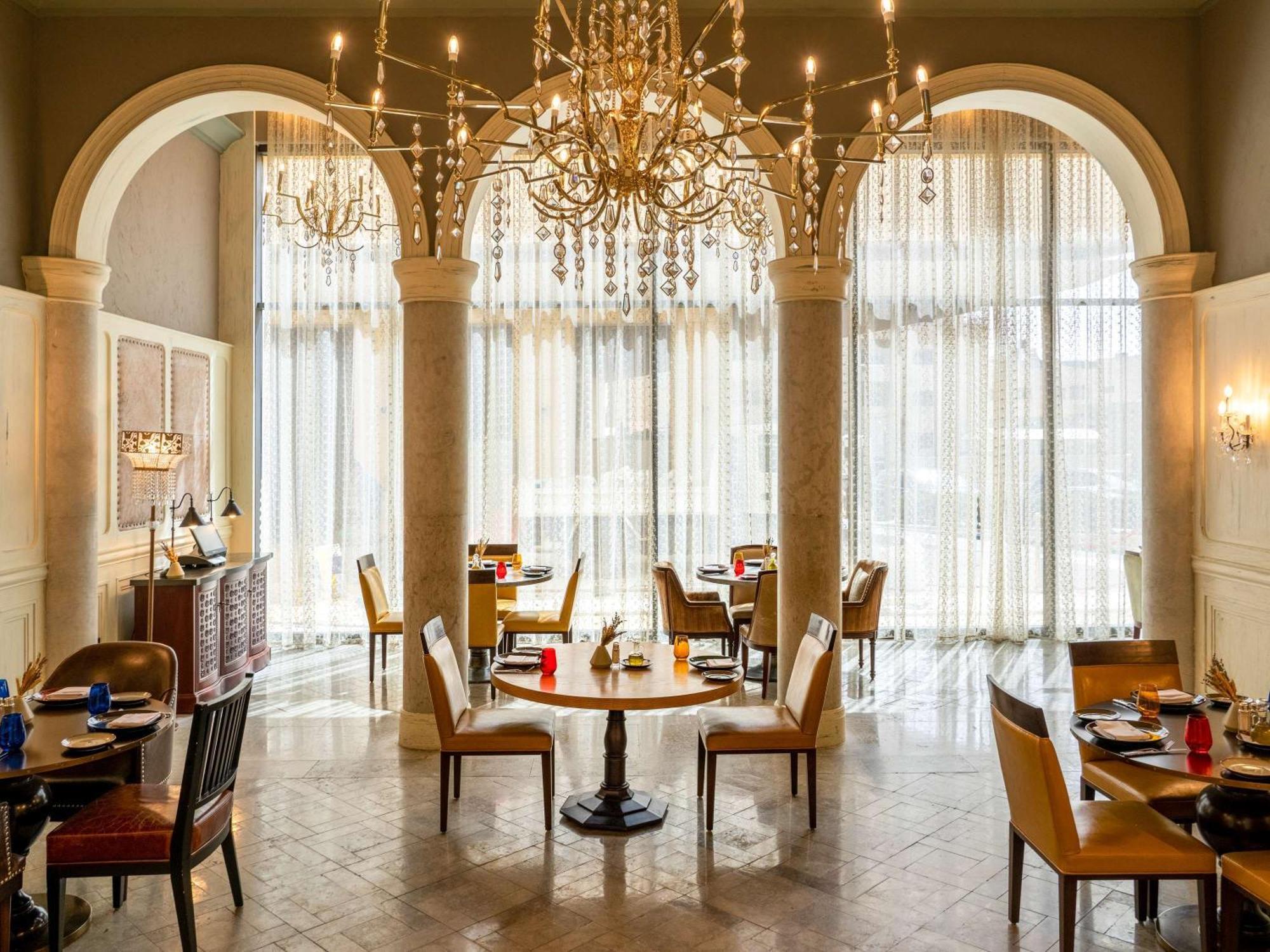 Fairmont Amman Hotel Kültér fotó The restaurant