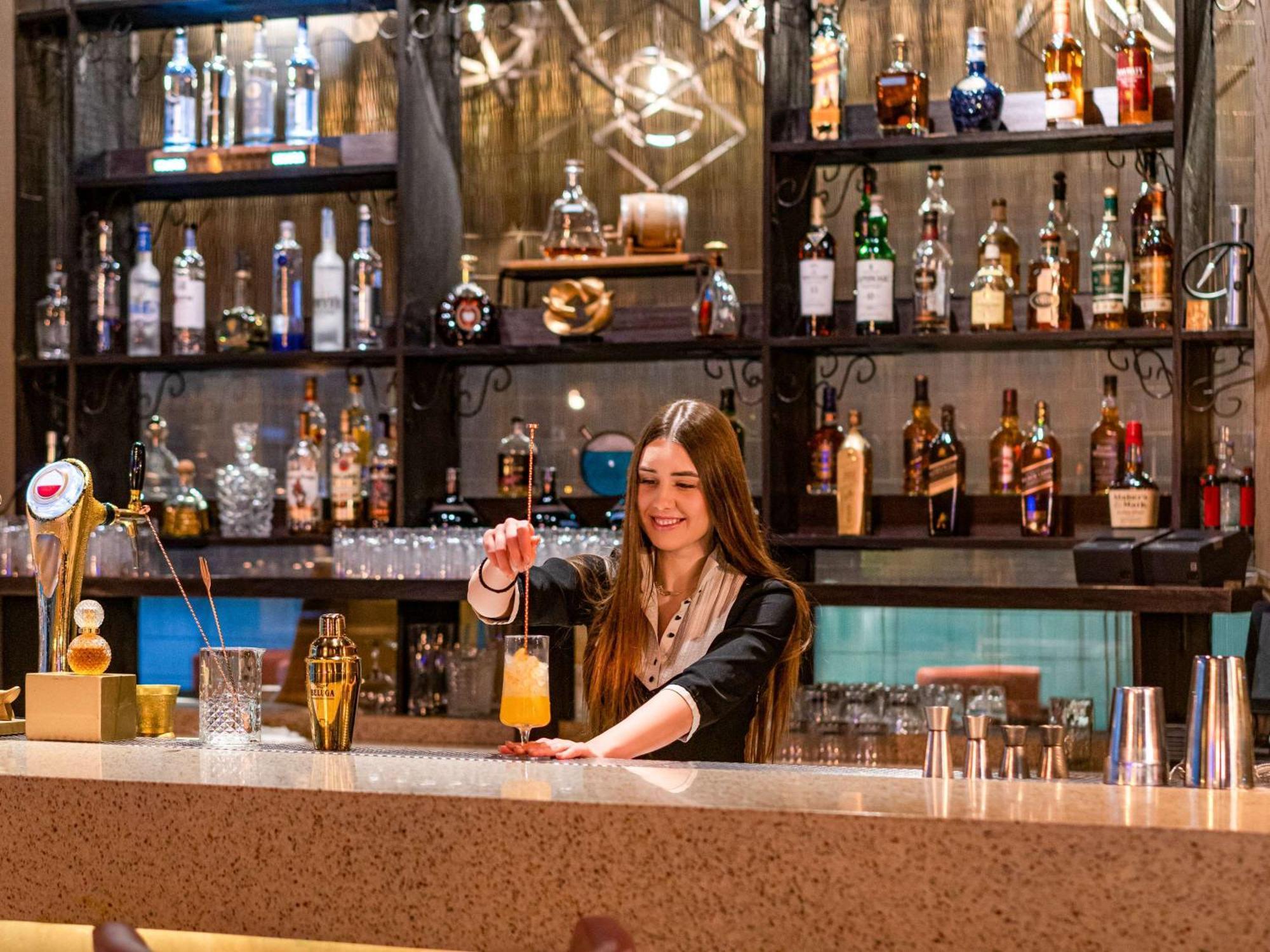 Fairmont Amman Hotel Kültér fotó A bartender at work