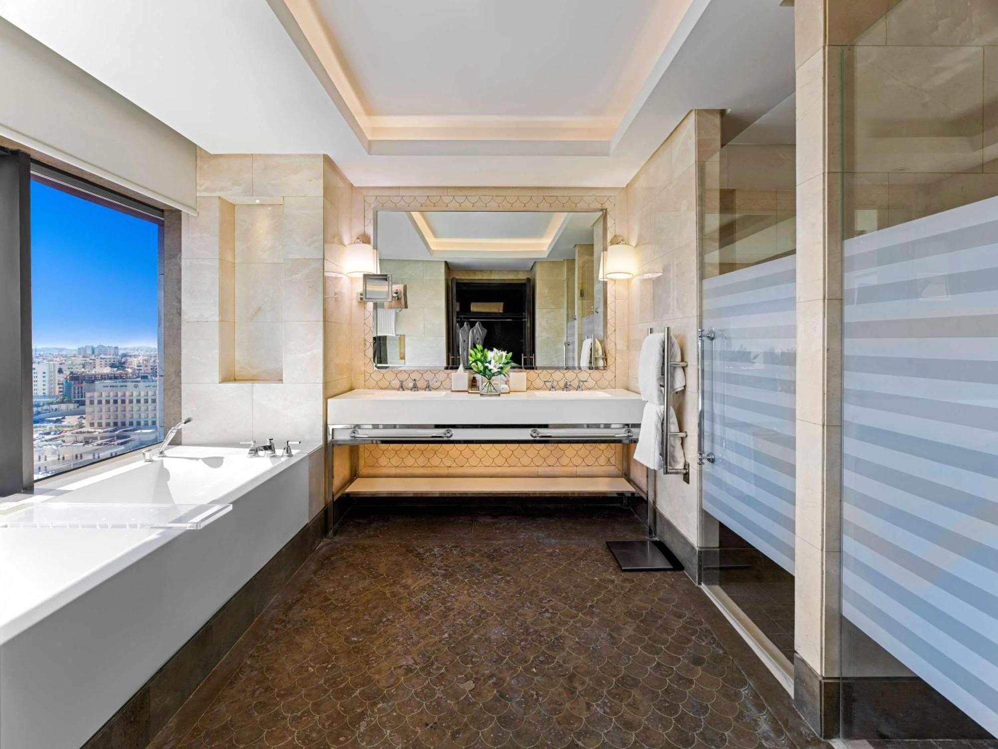 Fairmont Amman Hotel Kültér fotó Bathroom