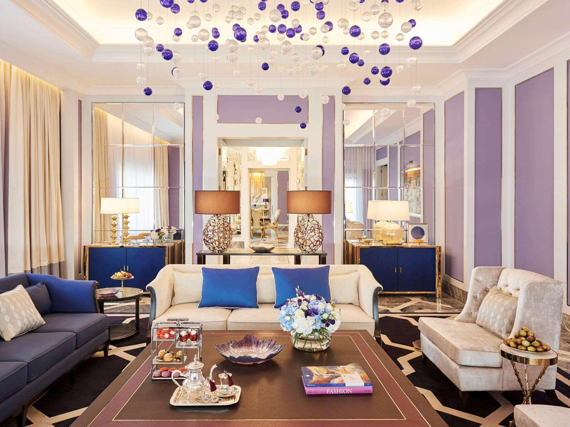 Fairmont Amman Hotel Kültér fotó A living room in a private home