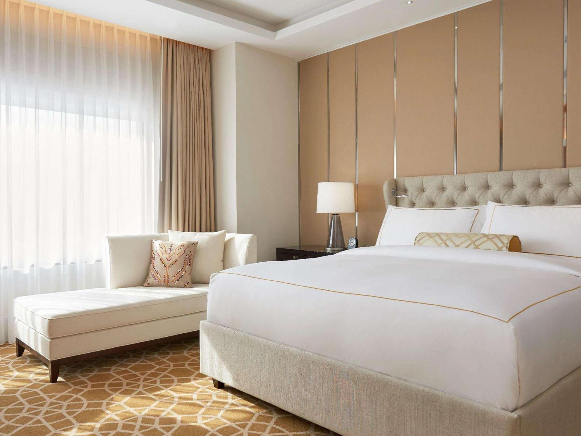 Fairmont Amman Hotel Kültér fotó A bedroom at the hotel