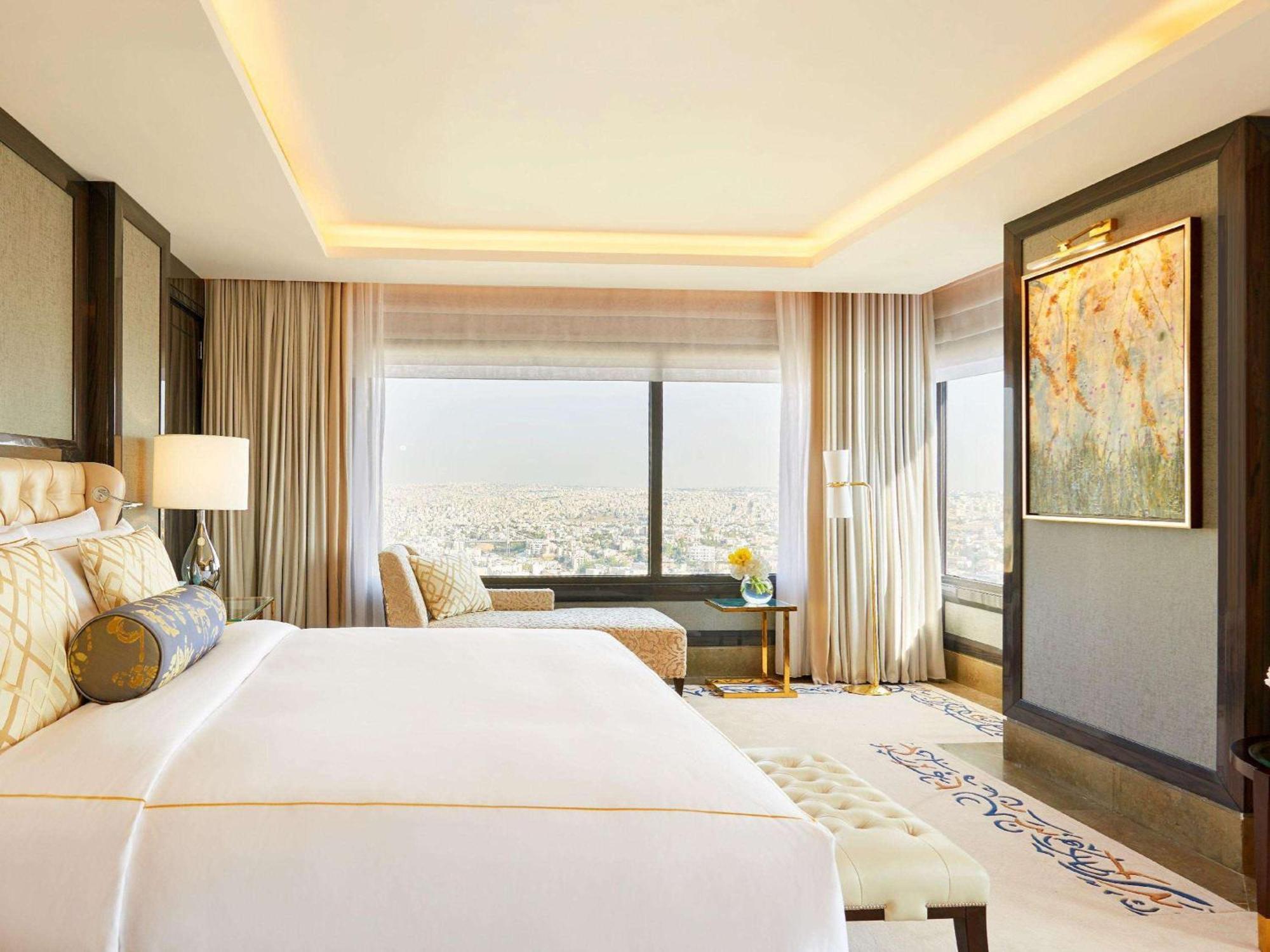Fairmont Amman Hotel Kültér fotó A bedroom at the Ritz-Carlton, Riyadh