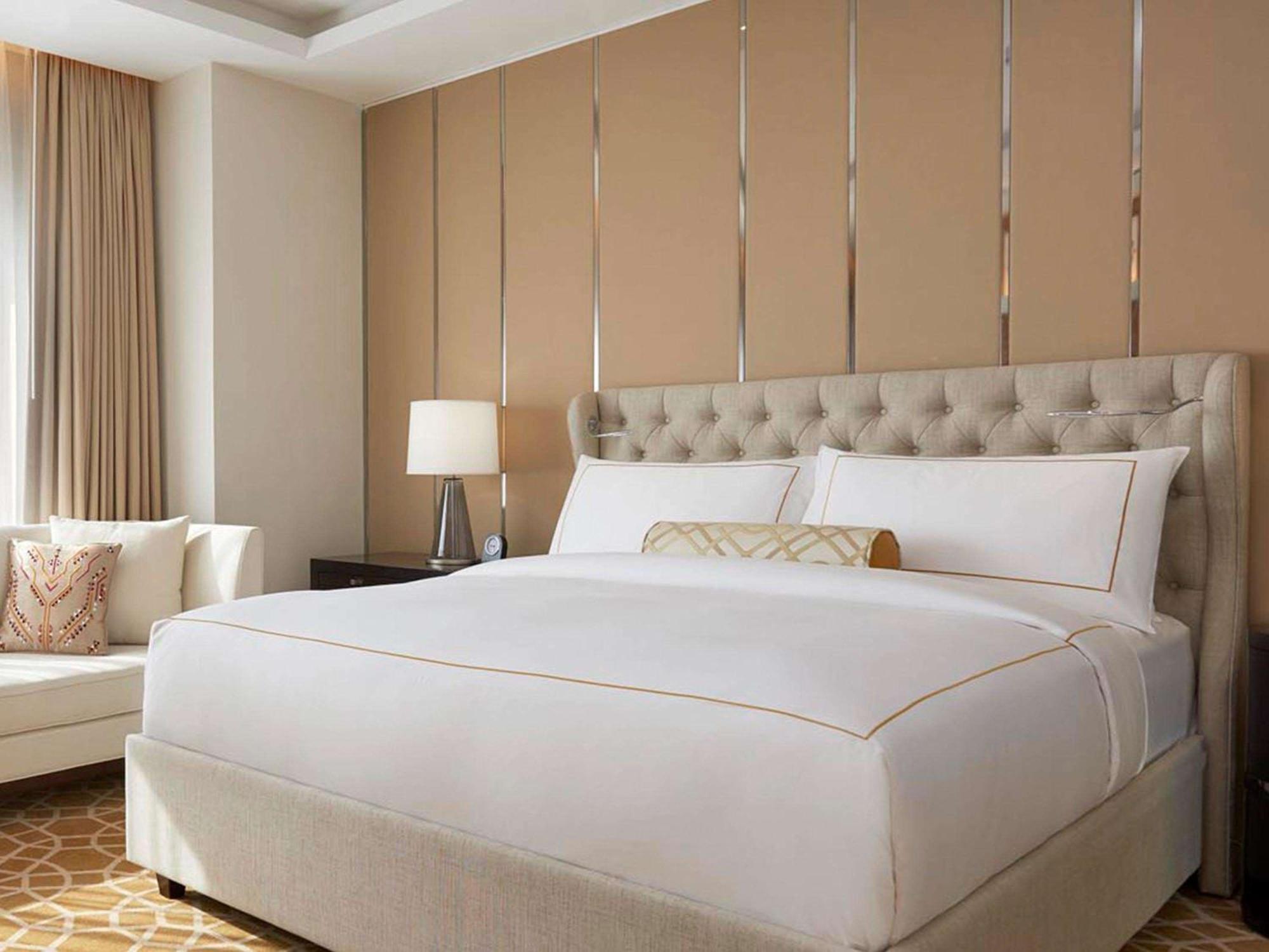 Fairmont Amman Hotel Kültér fotó A bedroom at the Ritz-Carlton, DIFC