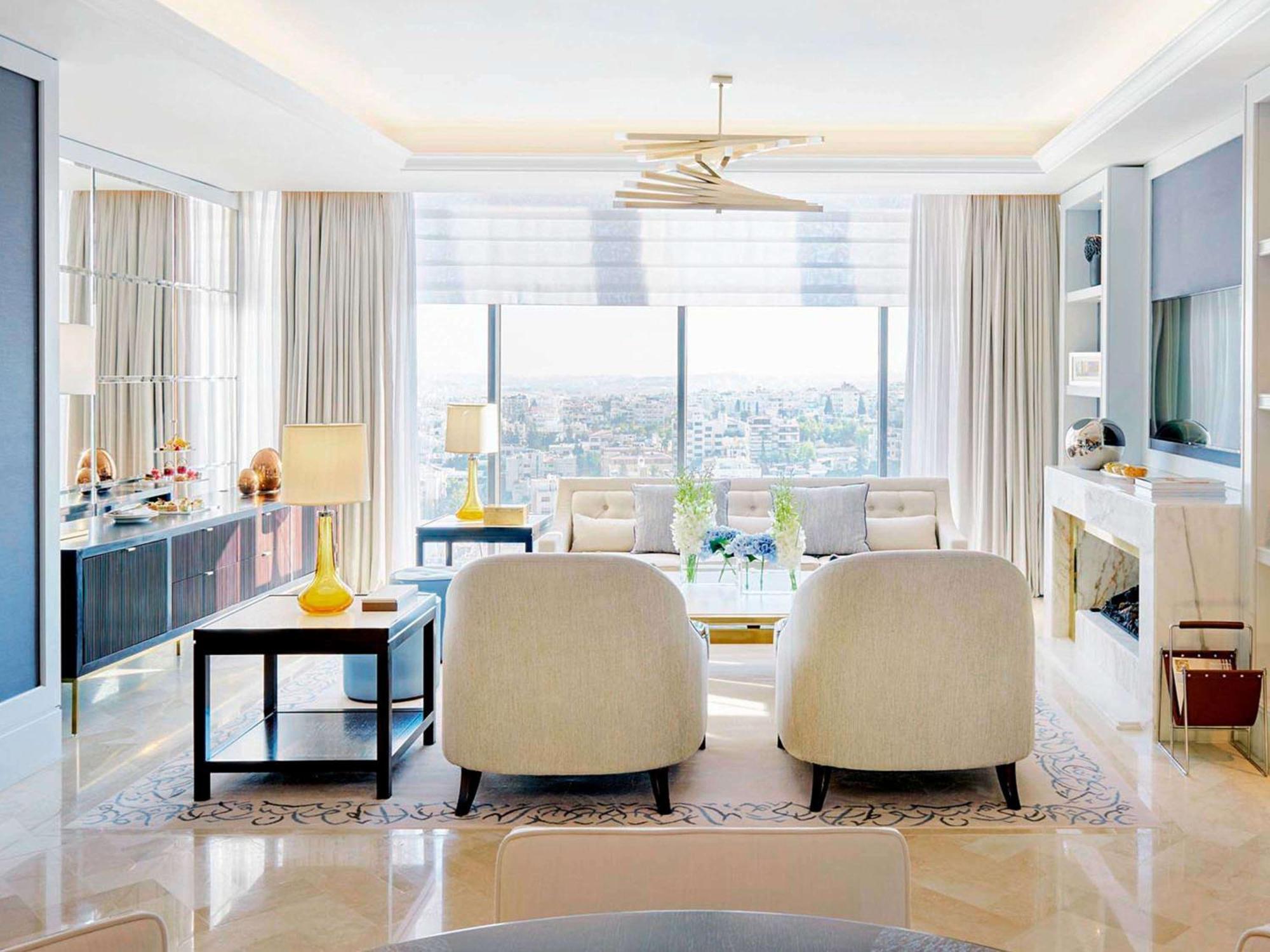 Fairmont Amman Hotel Kültér fotó A living room in a luxury apartment