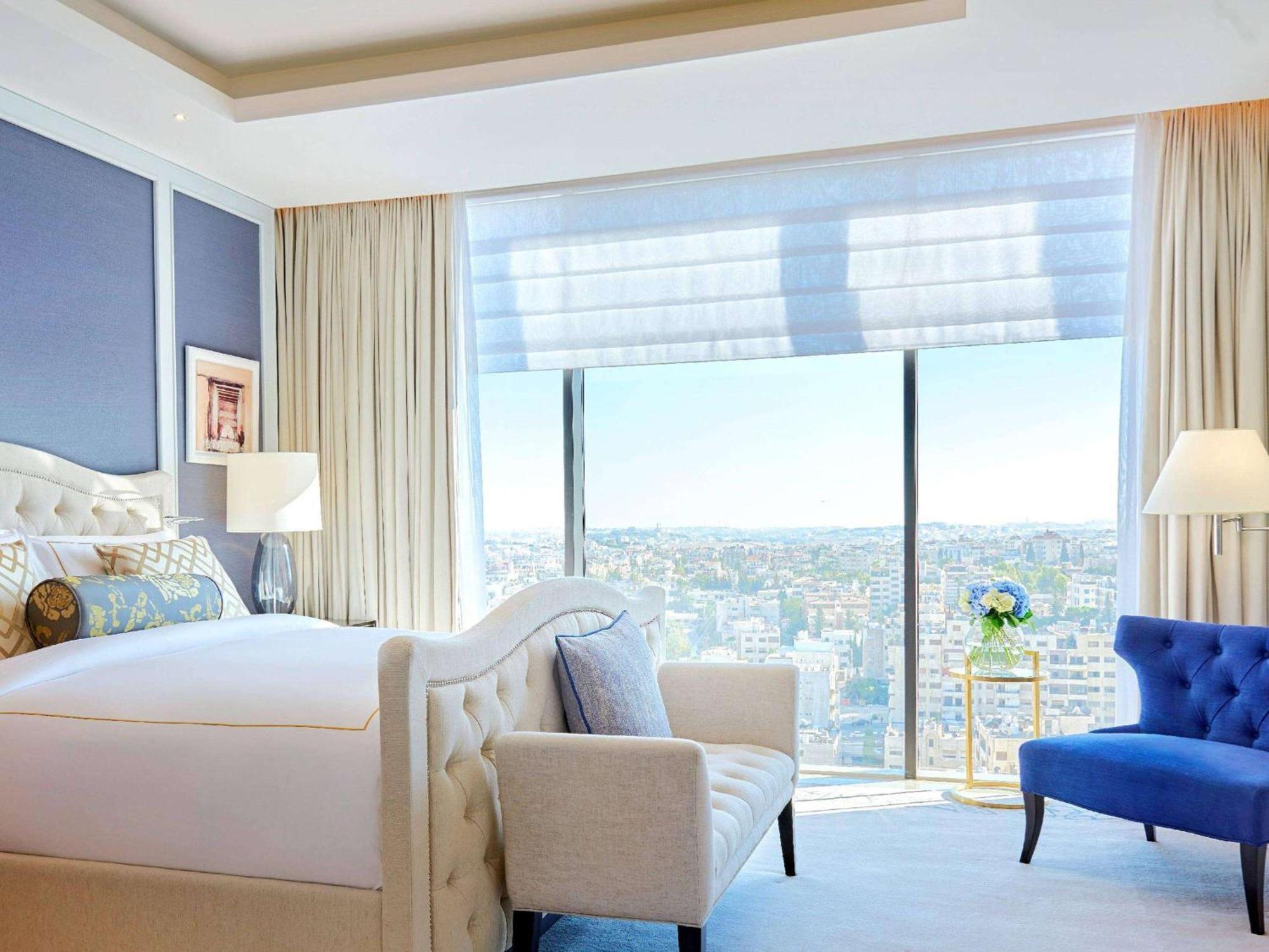 Fairmont Amman Hotel Kültér fotó A bedroom at the Four Seasons Hotel